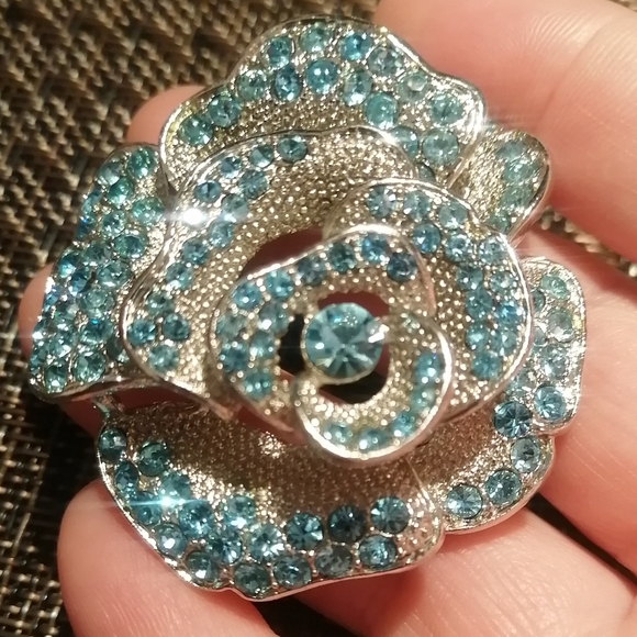 Elegant Vintage Blue Flower Brooch - Picture 2 of 3